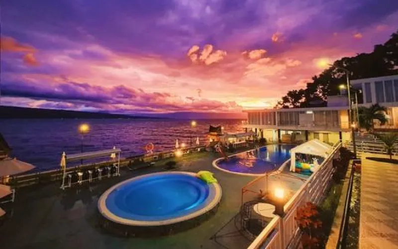 Suasana Malam di Tigaras