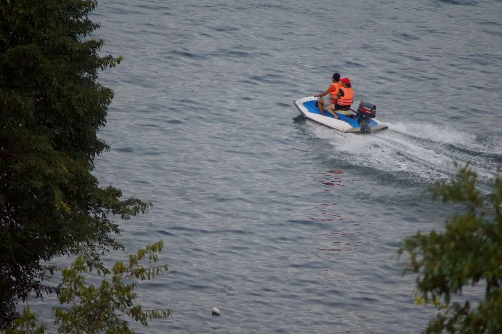 Bermain Jet Ski di Danau Toba
