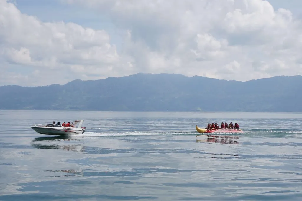 Bermain Banana Boat di Danau Toba