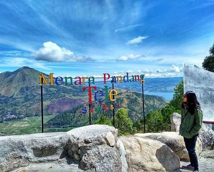 Pemandangan dari Menara Pandang Tele Samosir