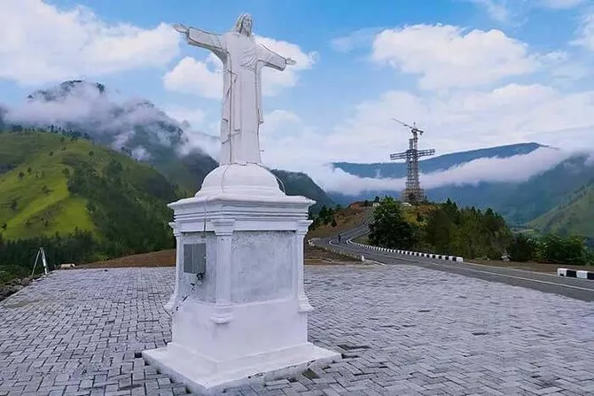 Patung Yesus di Bukit Sibea-bea