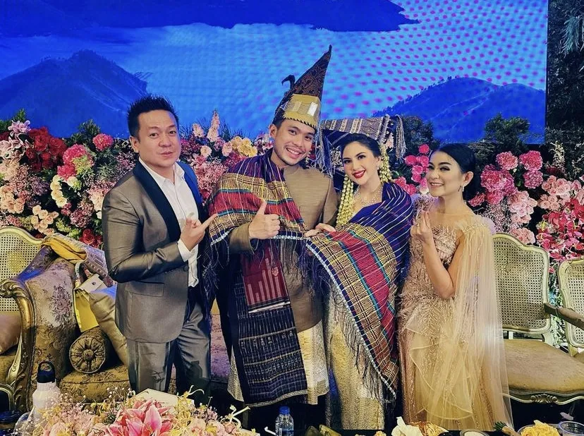 Pemberian Ulos pada Prosesi Pernikahan Adat batak Toba